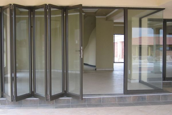 Báo giá cửa kính lùa và cửa xếp trượt 2021 cua xep truot 6 canh 2 600x400 1 - Báo giá cửa kính lùa và cửa xếp trượt 2021