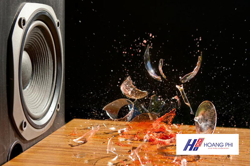 Vì sao kính cường lực bị vỡ? kinh cuong luc bi vo do cong huong - Vì sao kính cường lực bị vỡ?