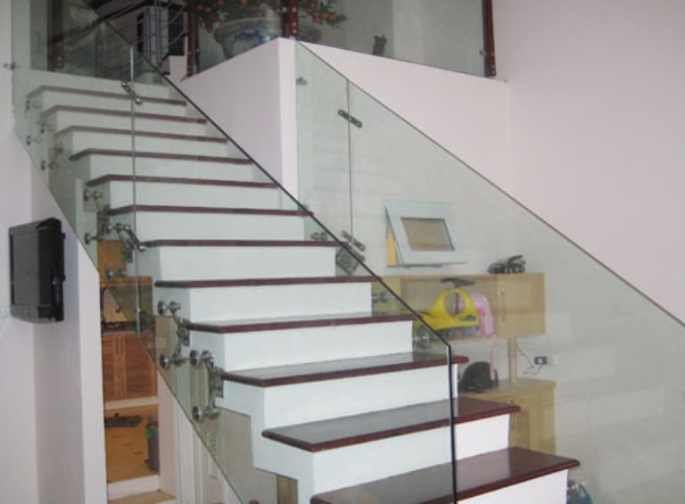 Cầu thang bằng kính cường lưucj không tay vịn chắc chắn hơn so với cầu thang truyền thống 