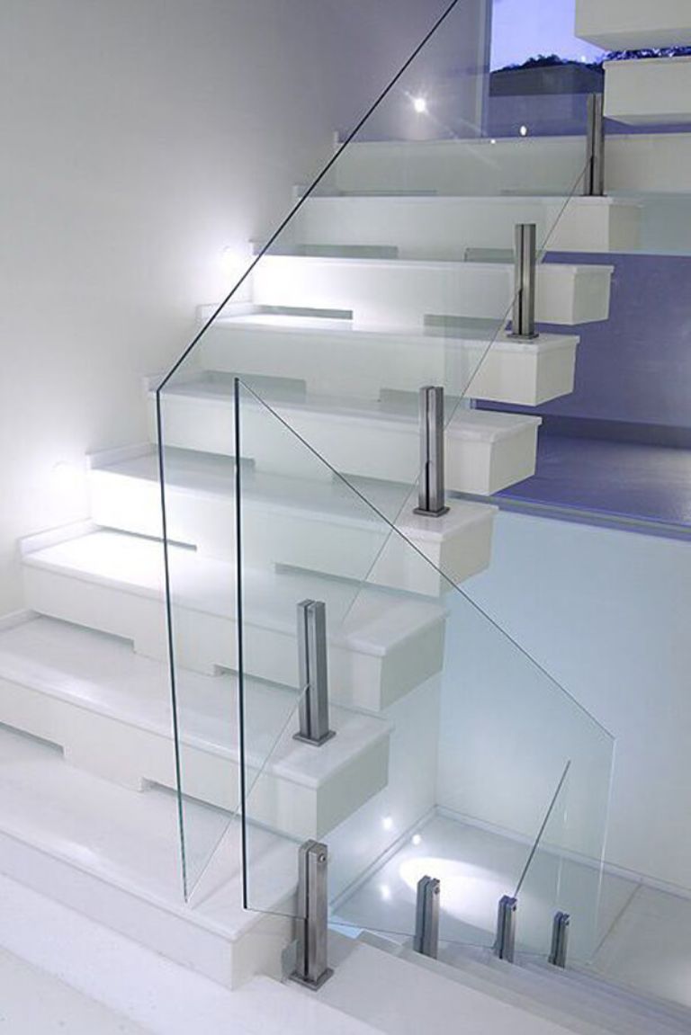 Cầu thang kính không tay vịn kết hợp với trụ ngắn tạo vể đẹp trẻ trung cho căn nhà 