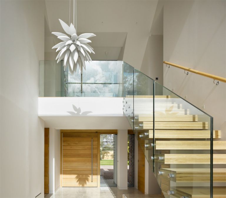 Cầu thang kính không tay vịn giúp căn nhà có thể đón ánh nắng nhiều hơn 