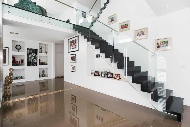 Càu thang kính không tay vịn làm nổi bật vẻ đẹp cho căn nhà của bạn 
