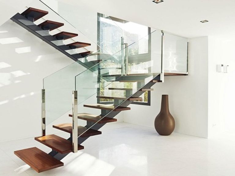 Cầu thang kính kết hợp với không tay vin bằng kính cường lực trong suốt giúp cho ngôi nhà của bạn trở nên độc đáo và sang trọng hơn 