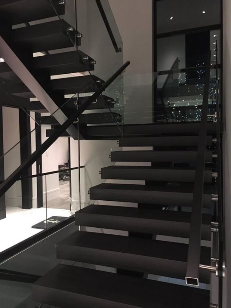 Cầu thang sắt kết hợp với vqachs kính trong suốt giúp cho căn nhà của bạn trở nên sáng sủa và thoáng đãng hơn 