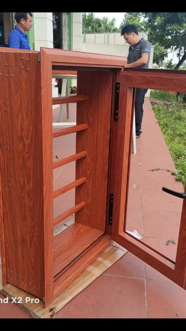 Mẫu cửa nhôm giả gỗ thiết kế khung bao cửa