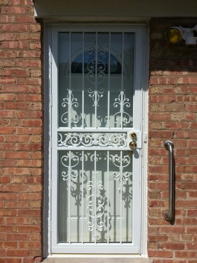 cửa nhôm kính màu trắng với khung sắt nghệ thuật 