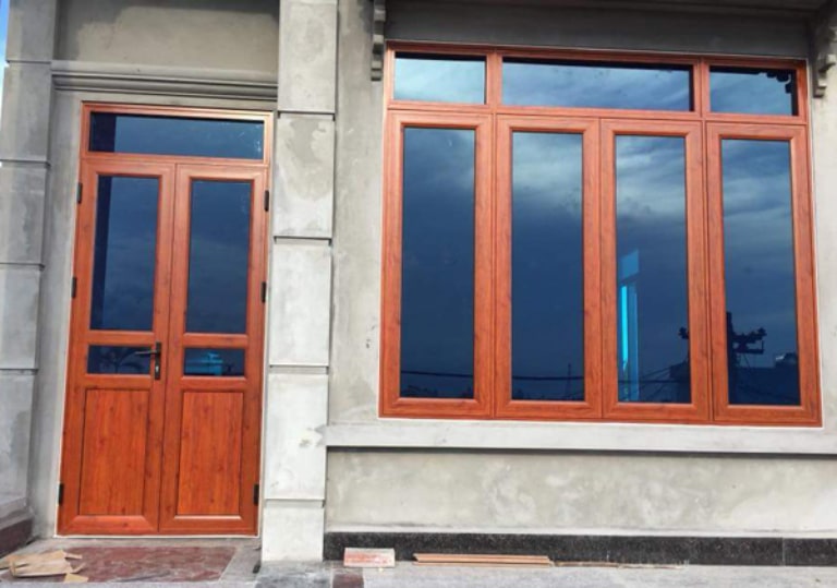 cửa sổ kết hợp cùng cửa đi kính phản quang xanh cổ điển 
