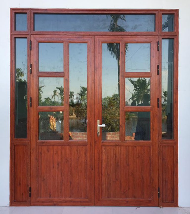 cửa 2 cánh trên kính chia đố dưới pano nhôm màu vân gỗ