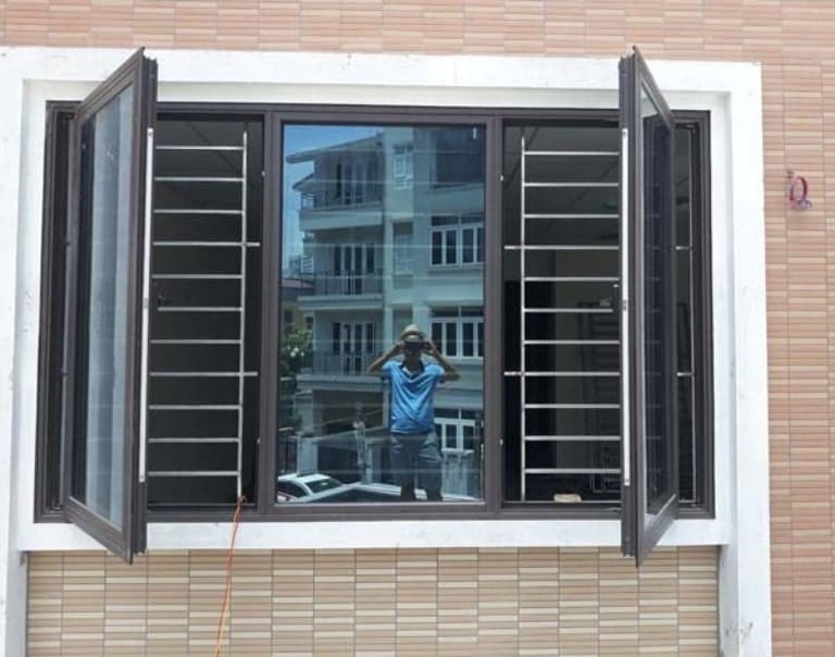 cửa sổ mở quay 2 cánh kết hợp với vách kính cố định