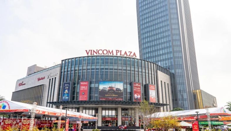 Vincom plaza có mặt tiền vách kính 