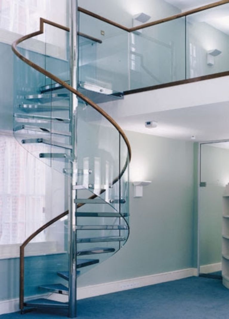 Cầu thang kính uốn cong giúp tiết kiệm diện tích cho căn nhà 