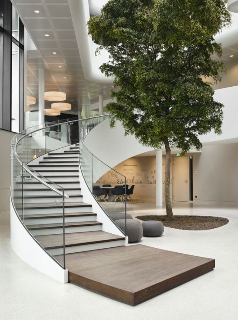Cầu thang kính cường lực tay vịn inox phù hợp với công ty, trung tâm thương mại