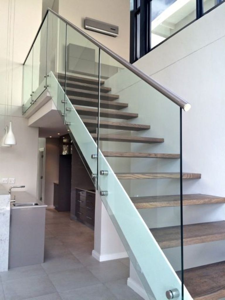 Cầu thang kính tay vịn inox tiết kiệm diện tích cho nhà có diện tích nhỏ