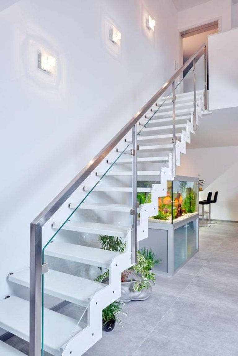 Cầu thang vách kính tay vịn inox thiết kế ziczac độc đáo