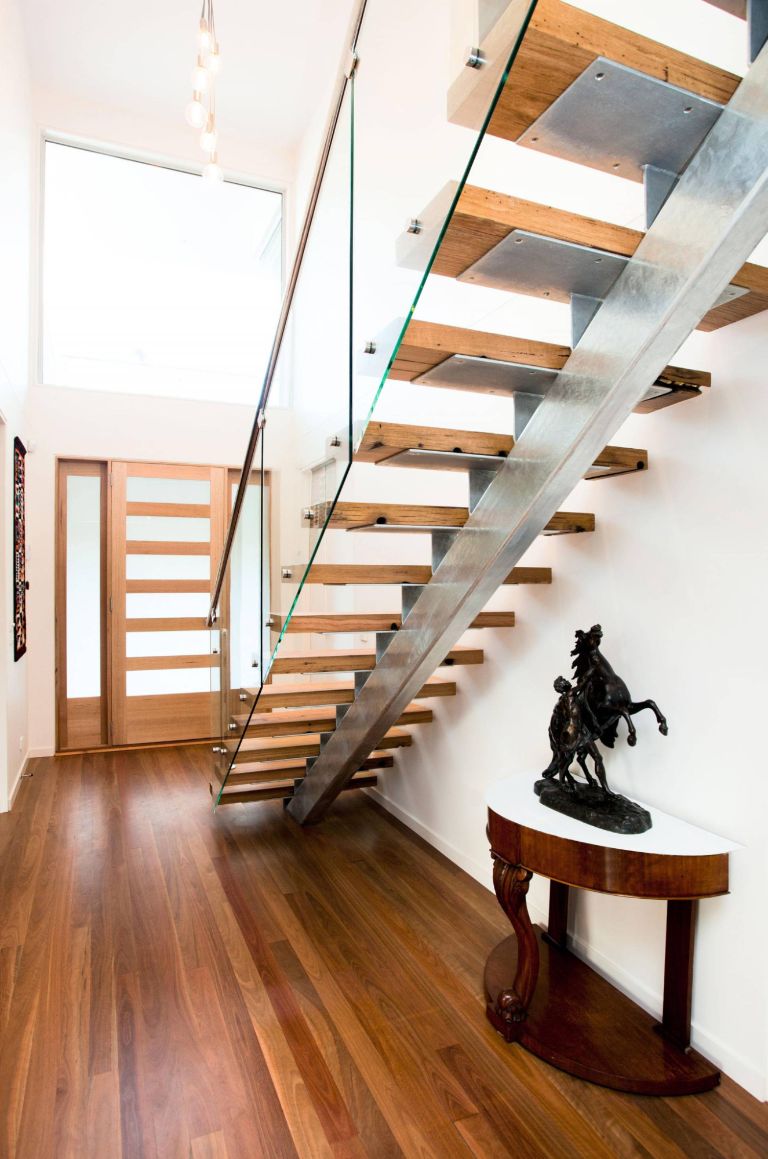 Cầu thang xương cá kính giúp đón ánh nắng tự nhiên cho căn nhà của bạn 