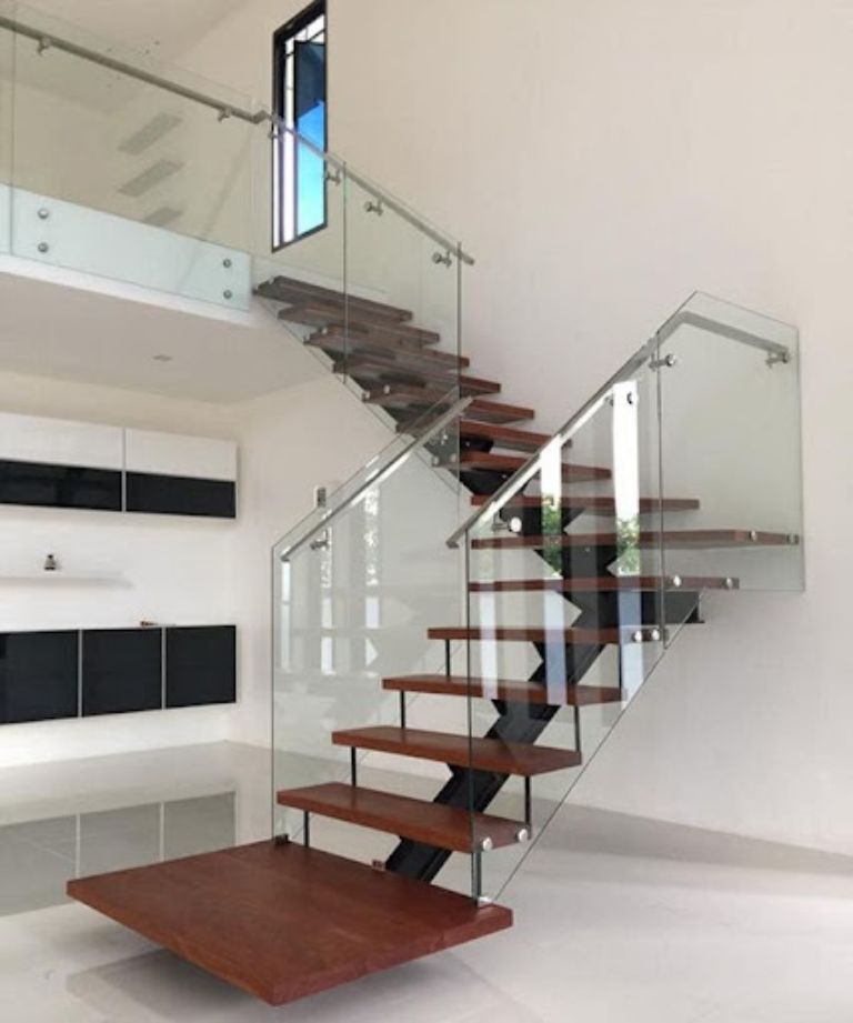 Cầu thang xương cá kính giúp tiết kiệm không gian cho căn nhà 