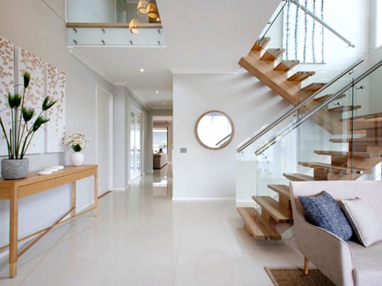 Cầu thang xương cá kính giúp tôn lên vẻ đẹp và giá trị của căn nhà 